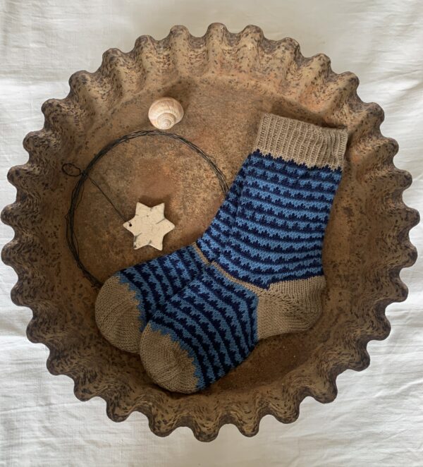 Socken hellblau-dunkelblau-beige
