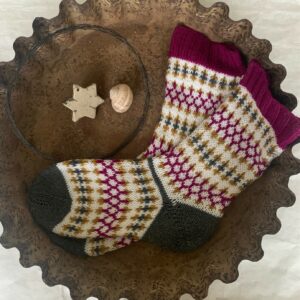 Socken weiss-grau-magenta-senf
